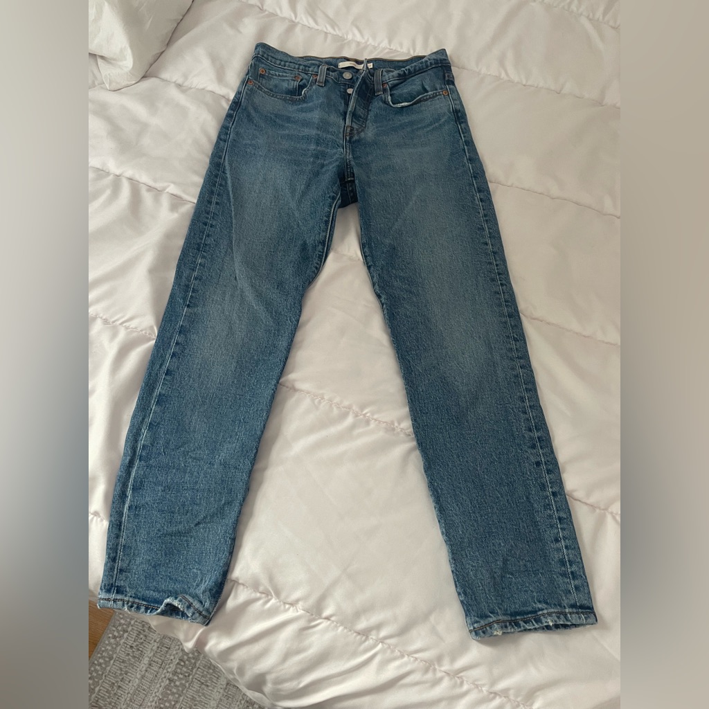 Levi’s Premium Mid Rise Button Fly Wedgie Ankle Jeans Size 27 / 26
